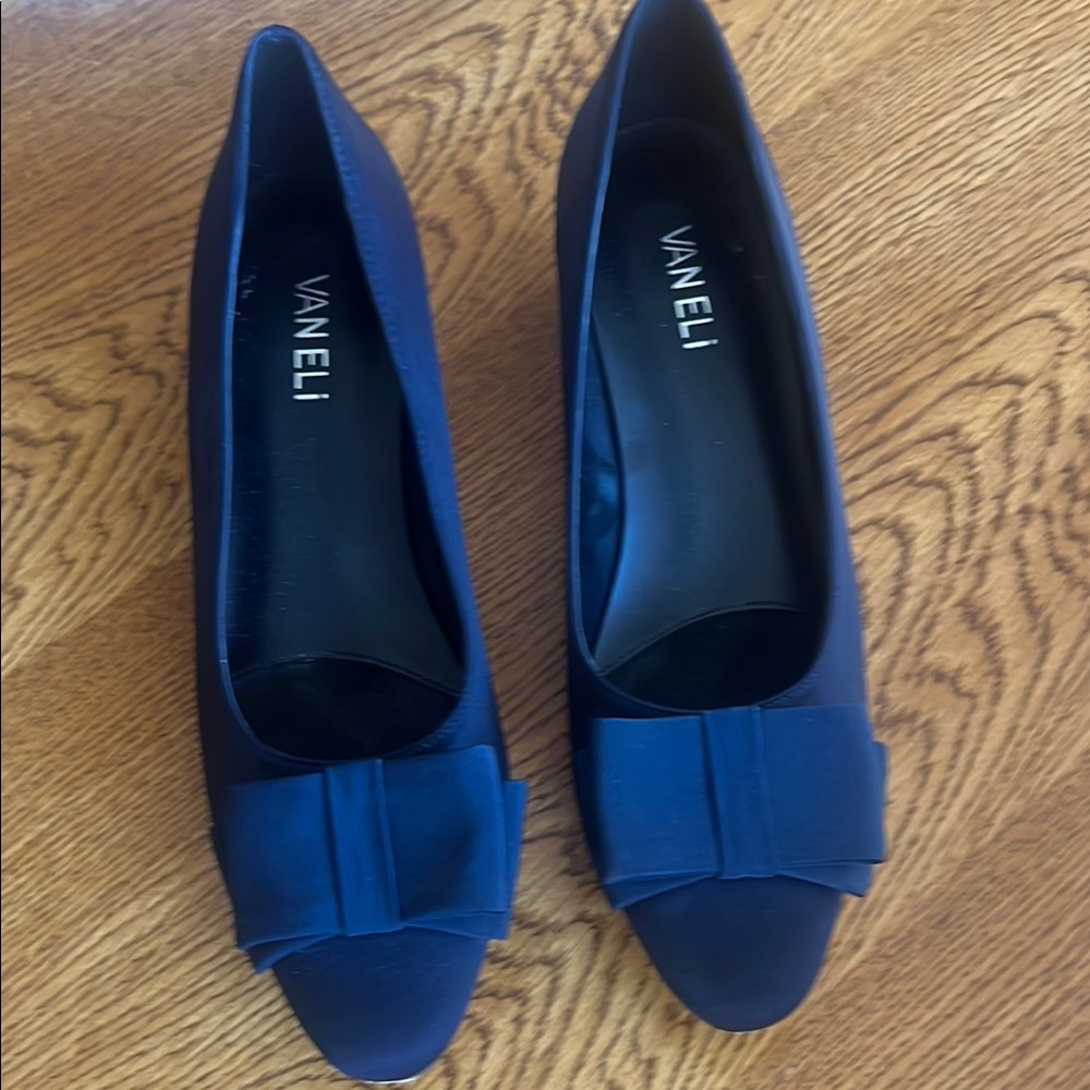 Vaneli Navy Heels with Bow Accent - Picture 4 of 10